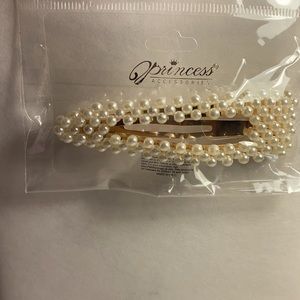 Oversized Pearl Hair Clip
